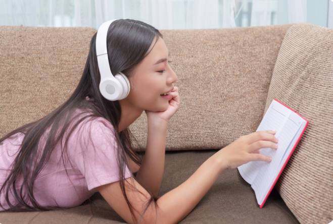 ilustrasi remaja sedang belajar sembari mendengarkan musik (freepik.com/jcomp)