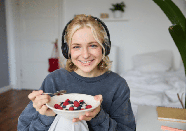 ilustrasi remaja sedang memakan buah