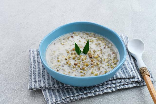 ilustrasi bubur kacang hijau (vecteezy.com/Tyas Indayanti)