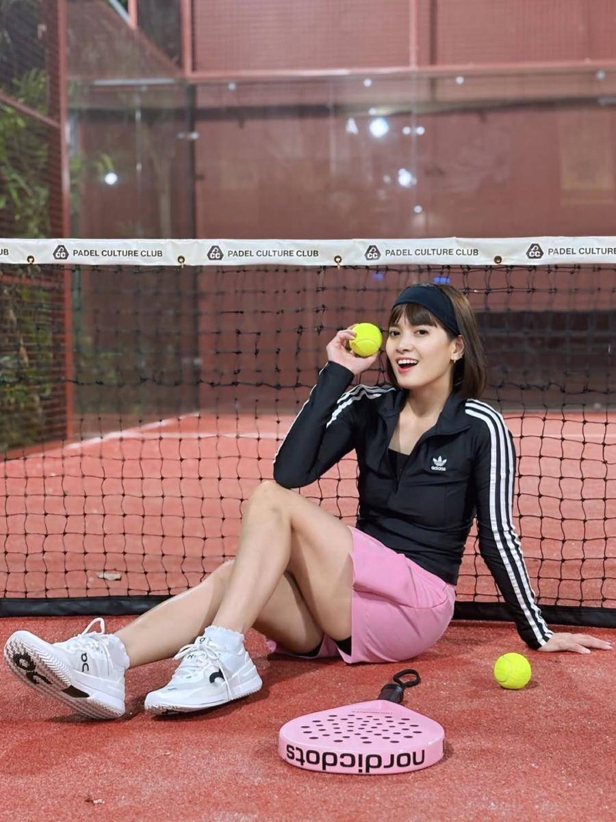 Chika Jessica bermain padel
