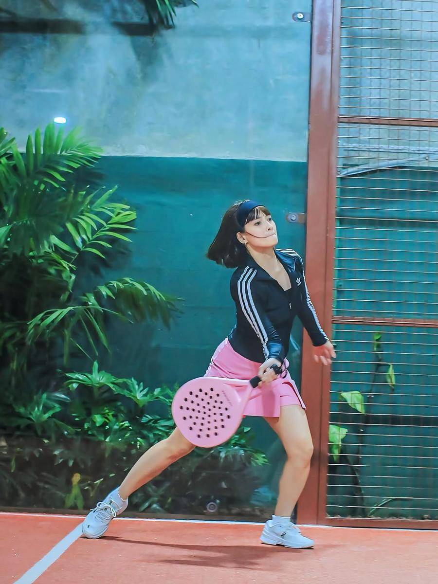 Chika Jessica bermain padel