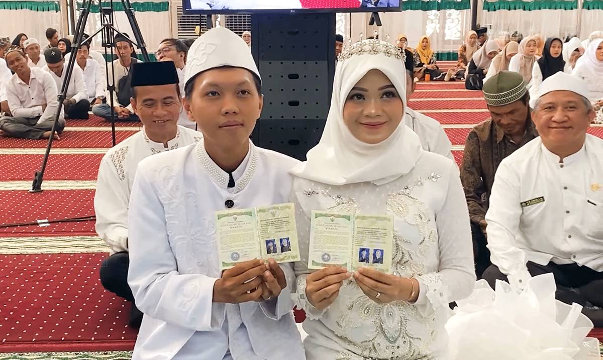 Pasangan Erlinda Nur Syafitri (22) dan Muhammad Ramadani (23) merasa bahagia mengikuti kegiatan nikah massal di Masjid Sabilal Muhtadin Banjarmasin, Rabu (23/7/2025).