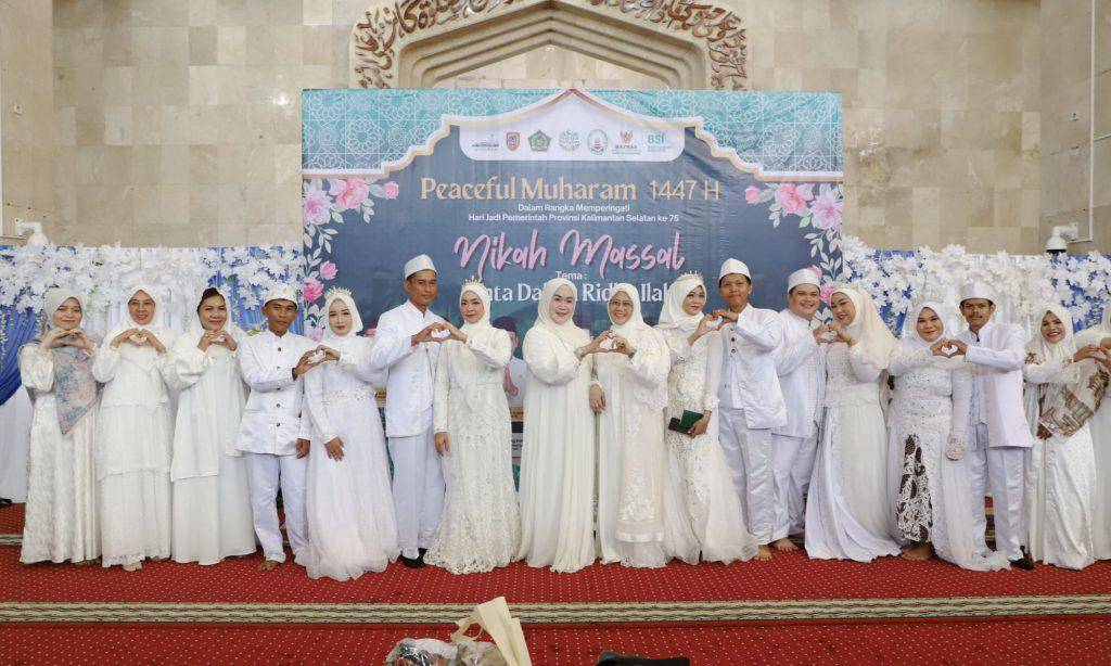 Sejumlah pasangan berfoto bersama usai nikah massal gratis di Masjid Sabilal Muhtadin Banjarmasin, Rabu (23/7/2025). (Adpim/Pemprov Kalsel))