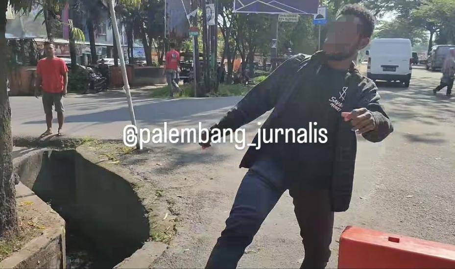 Tak Terima Ditilang, Pemuda di Palembang Emosi Tendang Pembatas Jalan