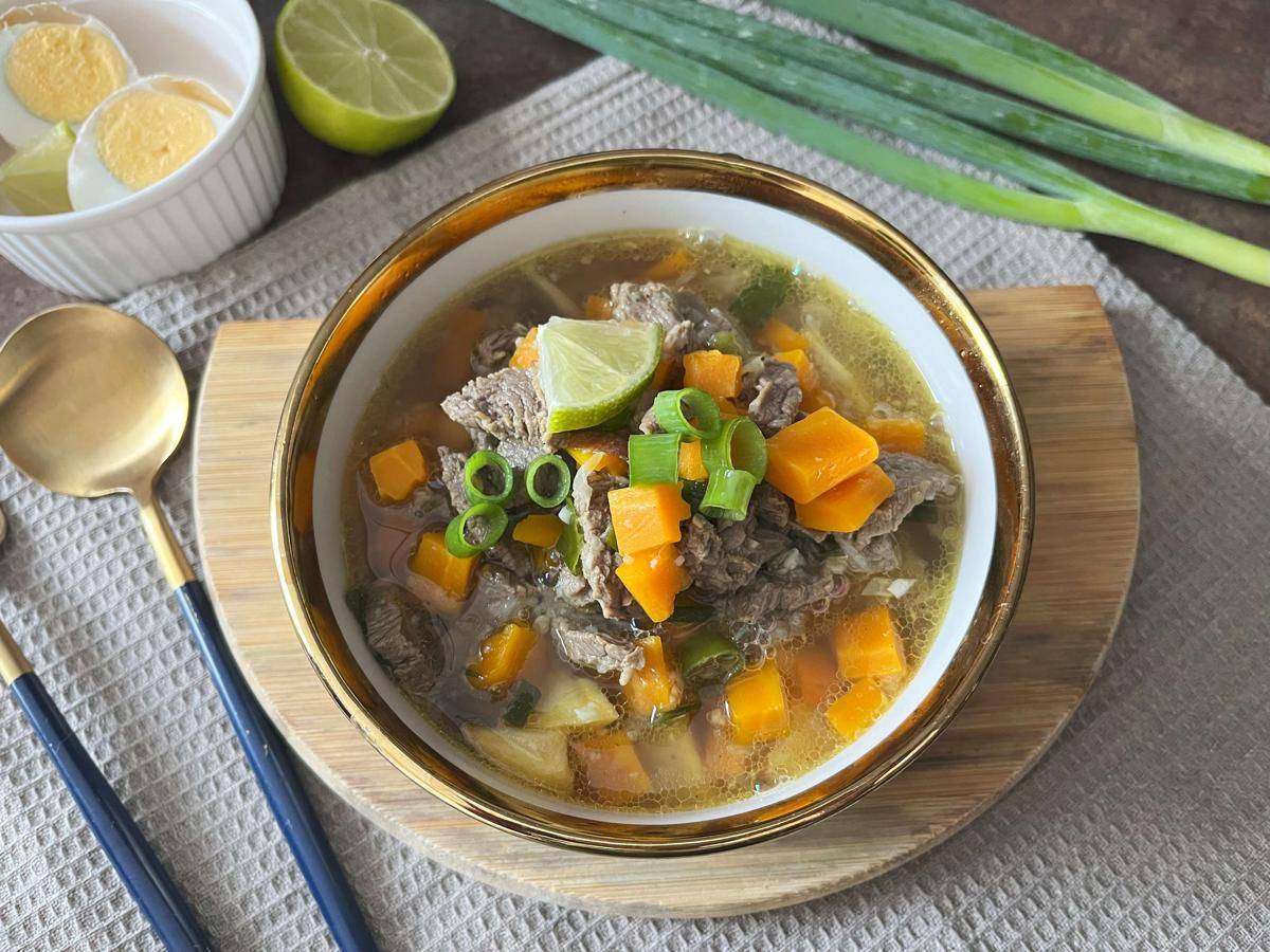 ilustrasi sop daging sayur (vecteezy.com/sfaafaa)