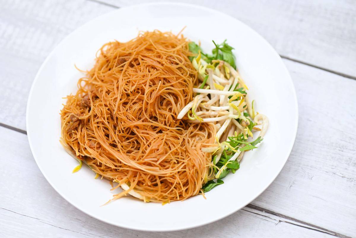 ilustrasi bihun goreng (vecteezy.com/Bigc Studio)