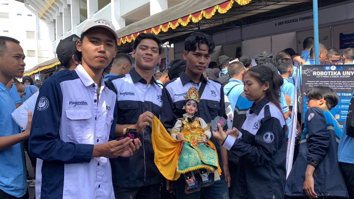 Potret tim UKM Robotika Universitas Negeri Yogyakarta (UNY) dalam rangka kegiatan Pengenalan Kehidupan Kampus bagi Mahasiswa Baru (PKKMB) 2024. (uny.ac.id)