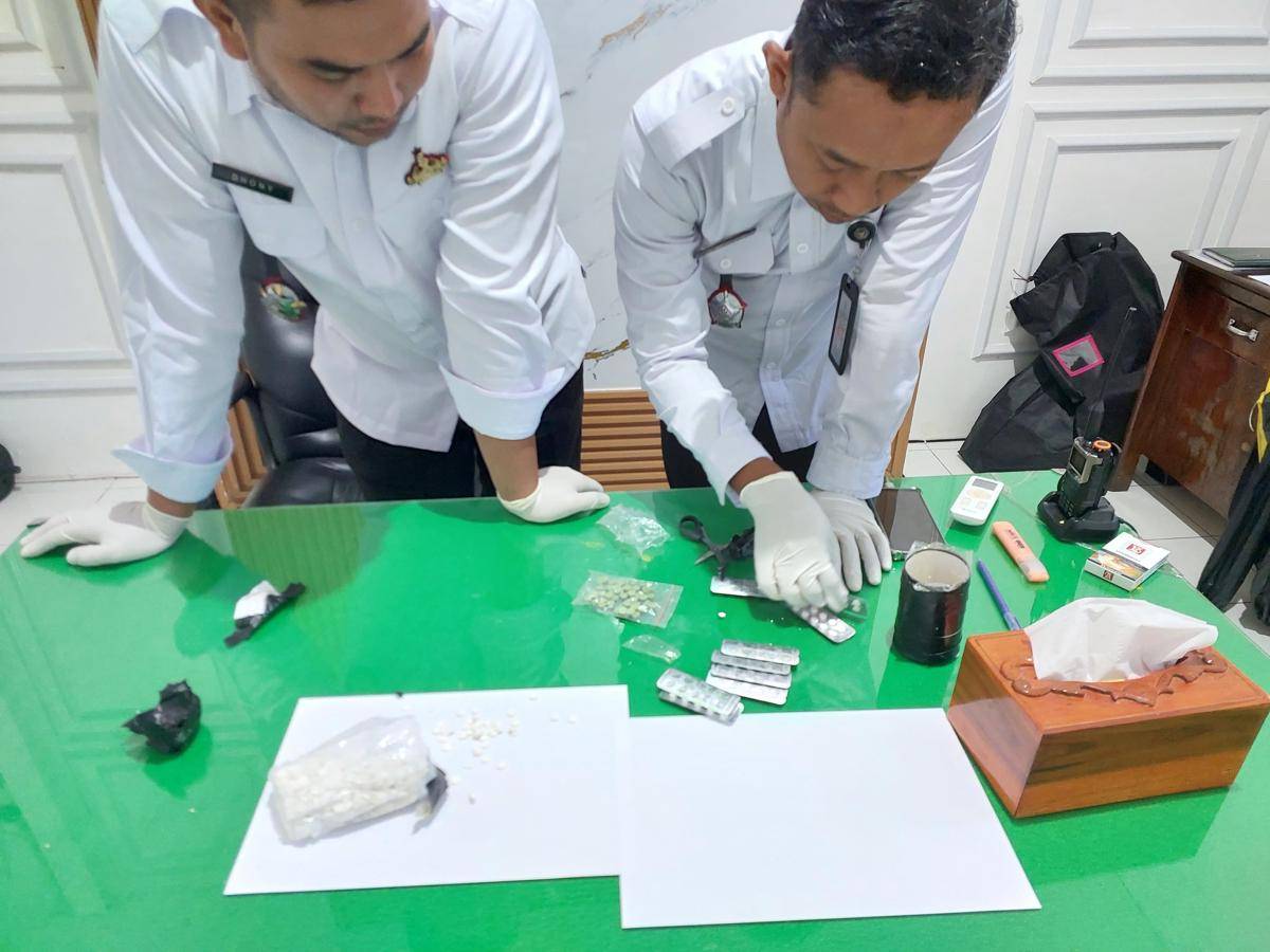 Petugas membuka isi kaleng yang dilempar dari luar. IDN Times/ istimewa