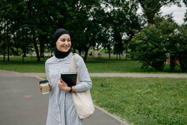 Ilustrasi seorang wanita tersenyum (Pexels.com/Pavel Danilyuk)