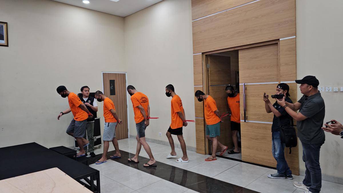 Petugas Avsec kargo Bandara Soekarno-Hatta terlibat penyelundupan benih lobster ilegal (IDN Times/Maya Aulia Aprilianti)