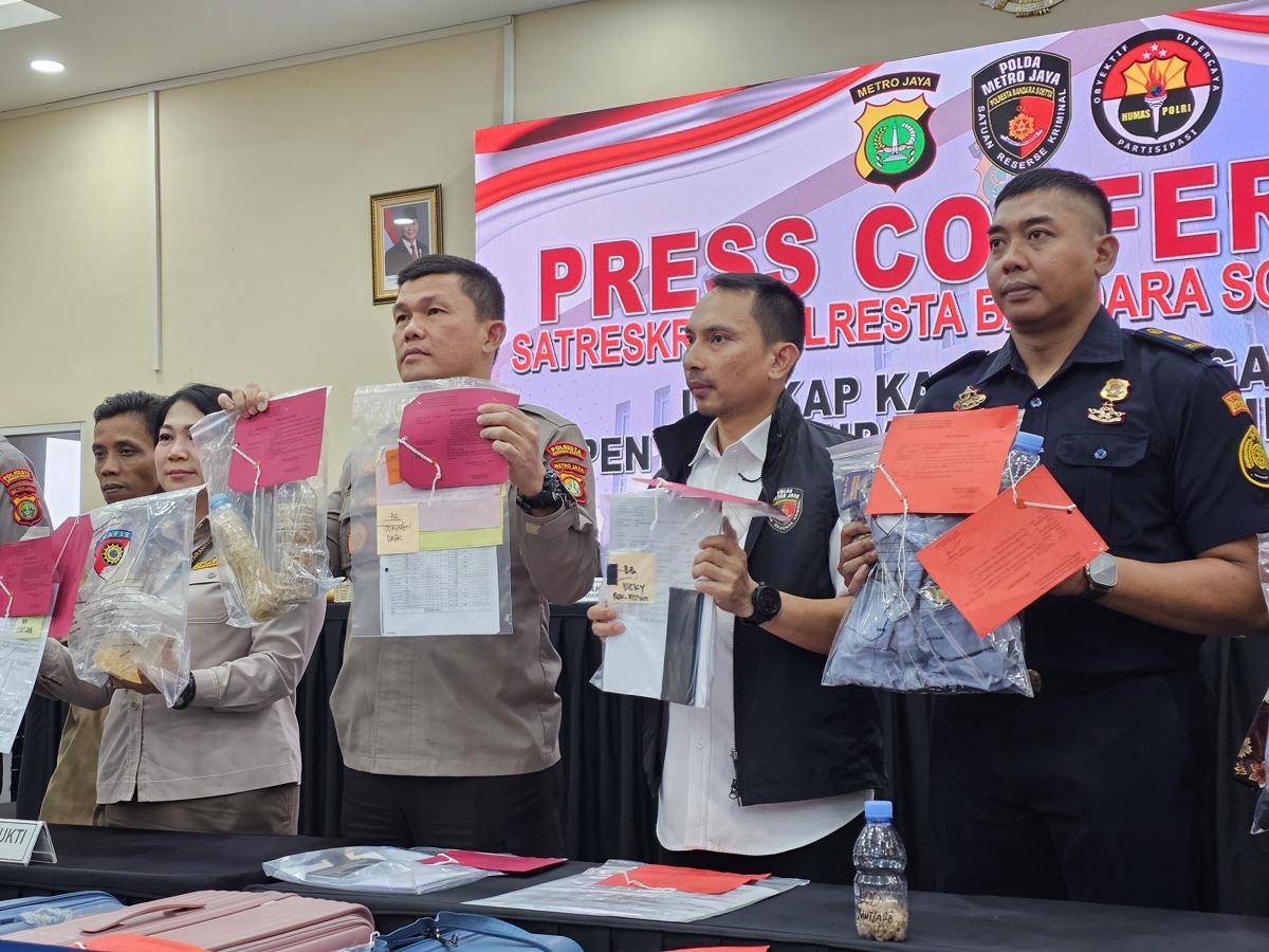 Petugas Avsec kargo Bandara Soekarno-Hatta terlibat penyelundupan benih lobster ilegal (IDN Times/Maya Aulia Aprilianti)
