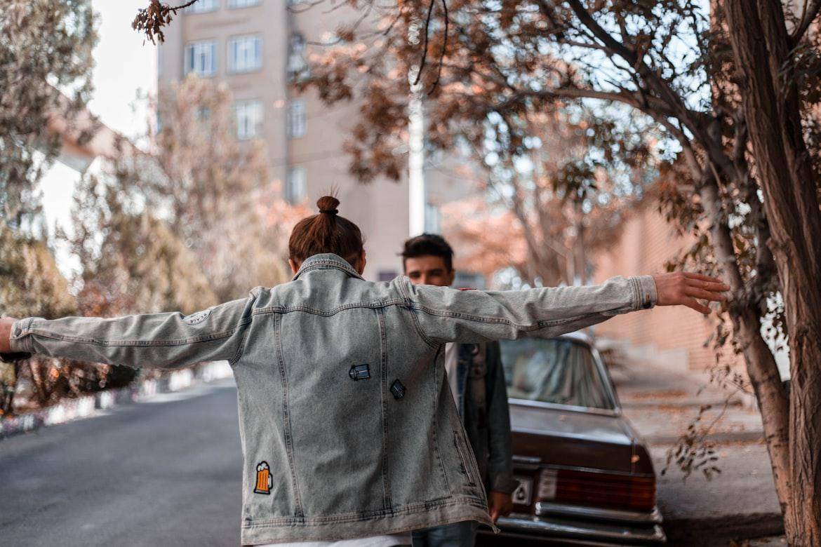 ilustrasi jaket jeans (unsplash.com/Alireza Npa)