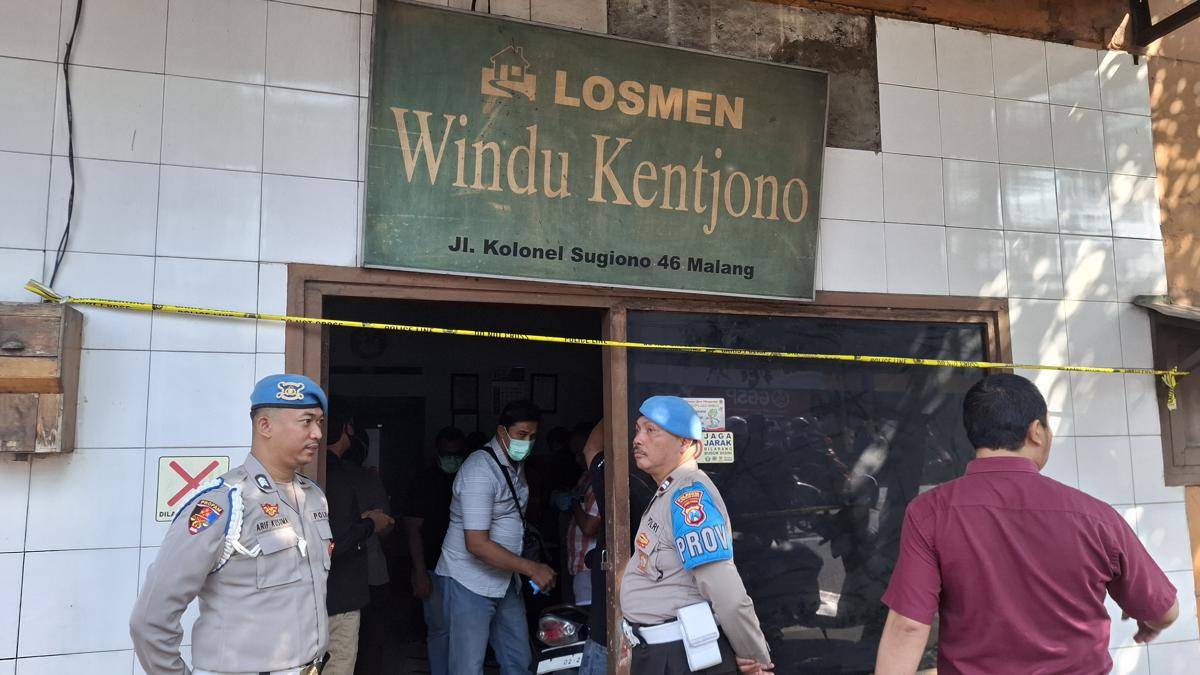 Rekonstruksi pembunuhan di Losmen Windu Kentjono Malang. (IDN Times/Rizal Adhi Pratama)