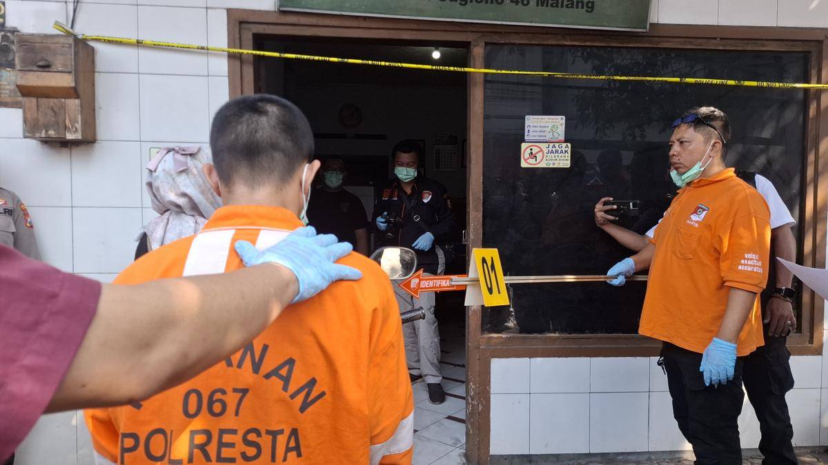 Rekonstruksi pembunuhan di Losmen Windu Kentjono Malang. (IDN Times/Rizal Adhi Pratama)
