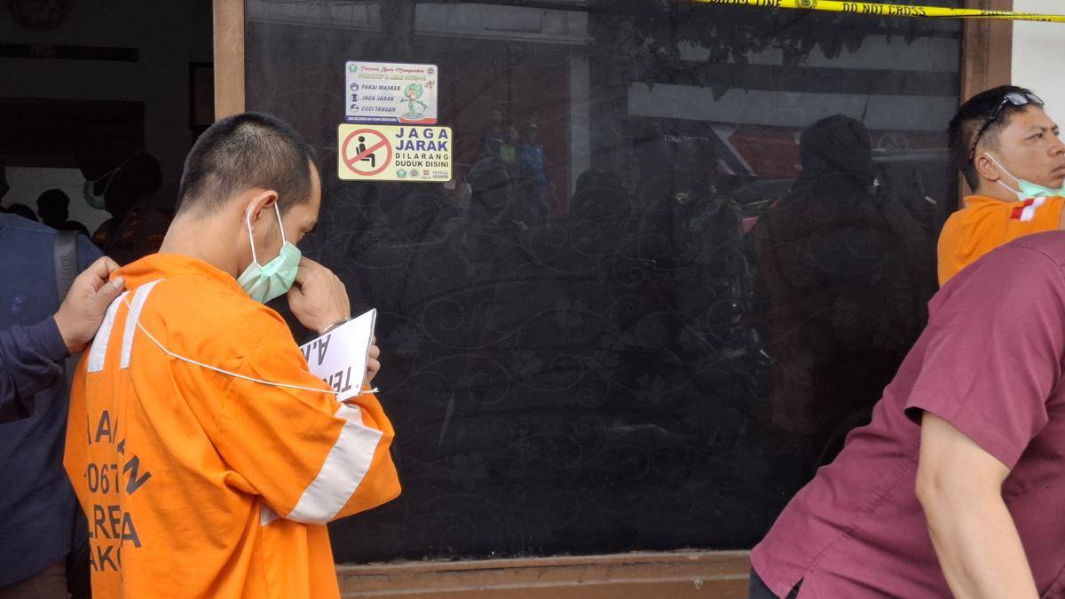 Rekonstruksi pembunuhan di Losmen Windu Kentjono Malang. (IDN Times/Rizal Adhi Pratama)