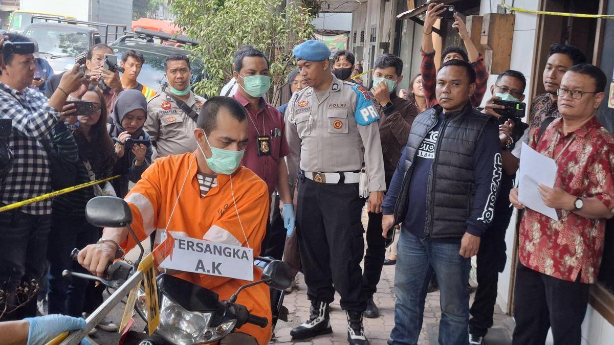 Rekonstruksi pembunuhan di Losmen Windu Kentjono Malang. (IDN Times/Rizal Adhi Pratama)