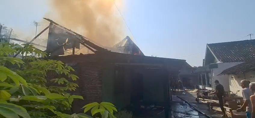 Dua rumah warga di Desa Ngawi Purba, Kecamatan Ngawi, Kabupaten Ngawi, hangus dilalap si jago merah. IDN Times/Istimewa.
