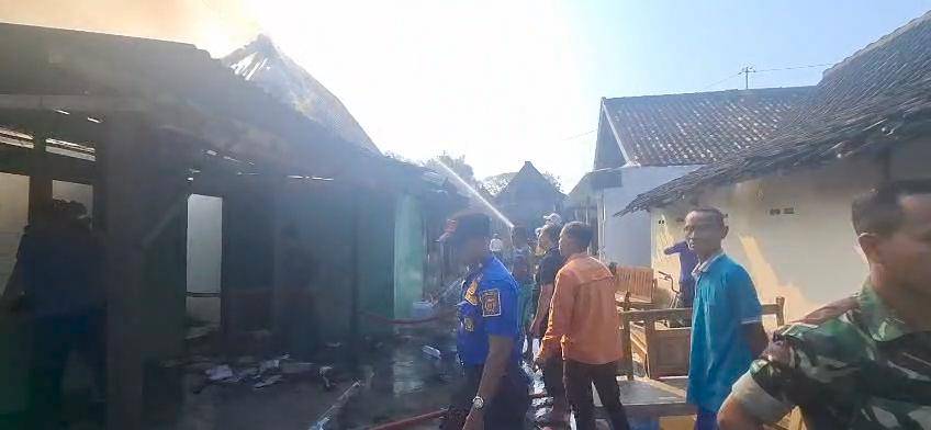 Dua rumah warga di Desa Ngawi Purba, Kecamatan Ngawi, Kabupaten Ngawi, hangus dilalap si jago merah. IDN Times/Istimewa.