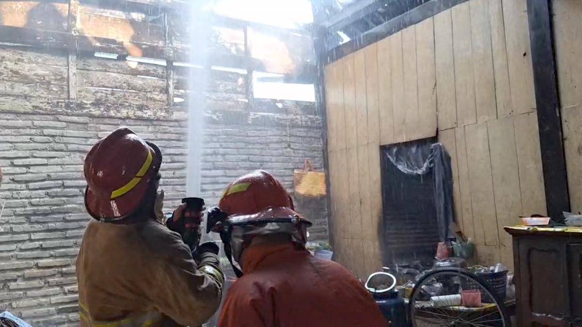 Dua rumah warga di Desa Ngawi Purba, Kecamatan Ngawi, Kabupaten Ngawi, hangus dilalap si jago merah. IDN Times/Istimewa.