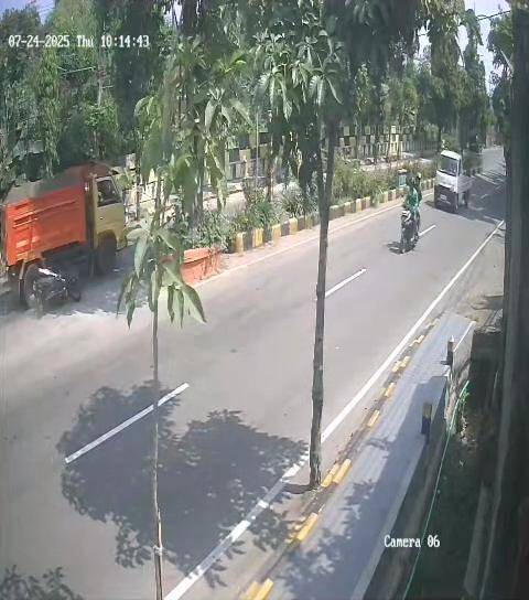 Tangkapan layar CCTV detik detik korban diserempet dump truk orange. IDN Times/Istimewa.