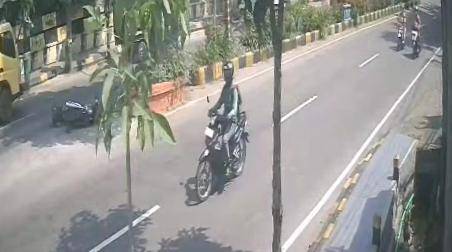 Tangkapan layar CCTV detik detik korban diserempet dump truk orange. IDN Times/Istimewa.