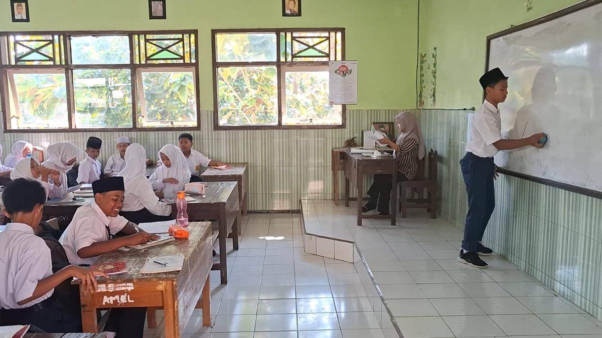 Kegiatan belajar mengajar di SMPN 2 Dagangan Madiun. IDN Times/Riyanto.