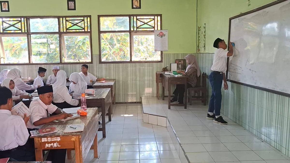 Kegiatan belajar mengajar di SMPN 2 Dagangan Madiun. IDN Times/Riyanto.