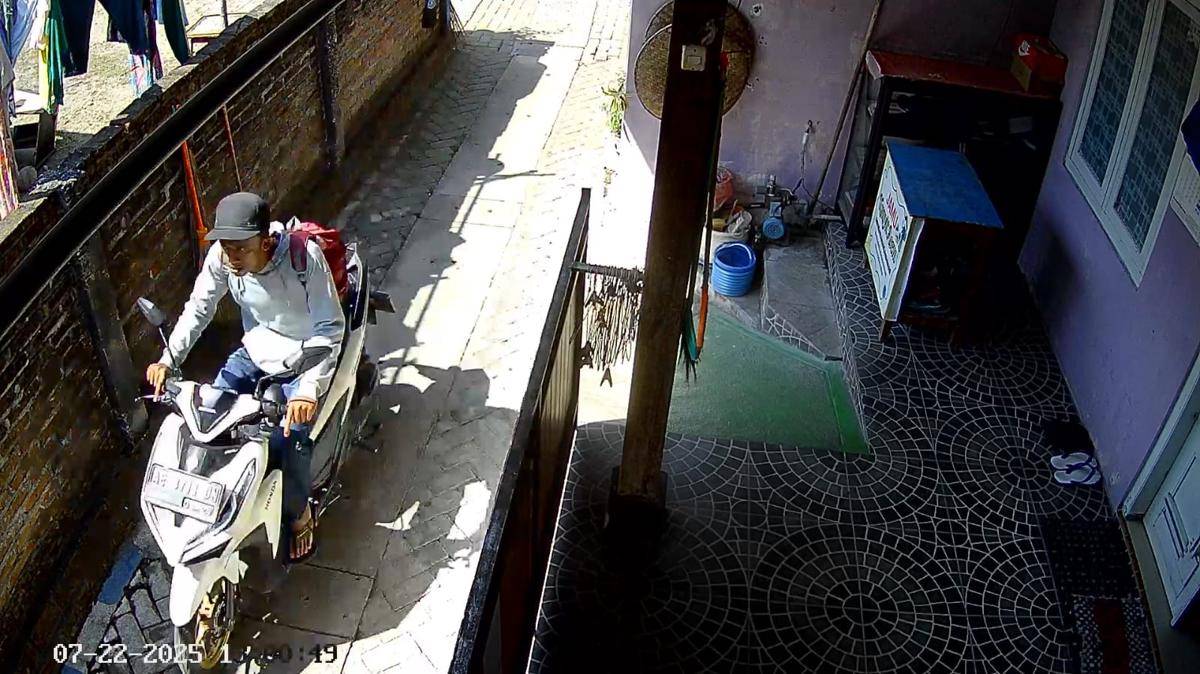 Tangkapan layar CCTV pelaku pencurian motor di Ponorogo dikejar pemiliknya. IDN Times/Istimewa. 