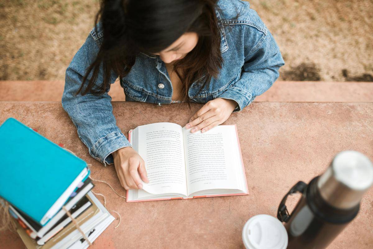 5 Tips Konsisten Baca Buku Meskipun Banyak Distraksi Digital