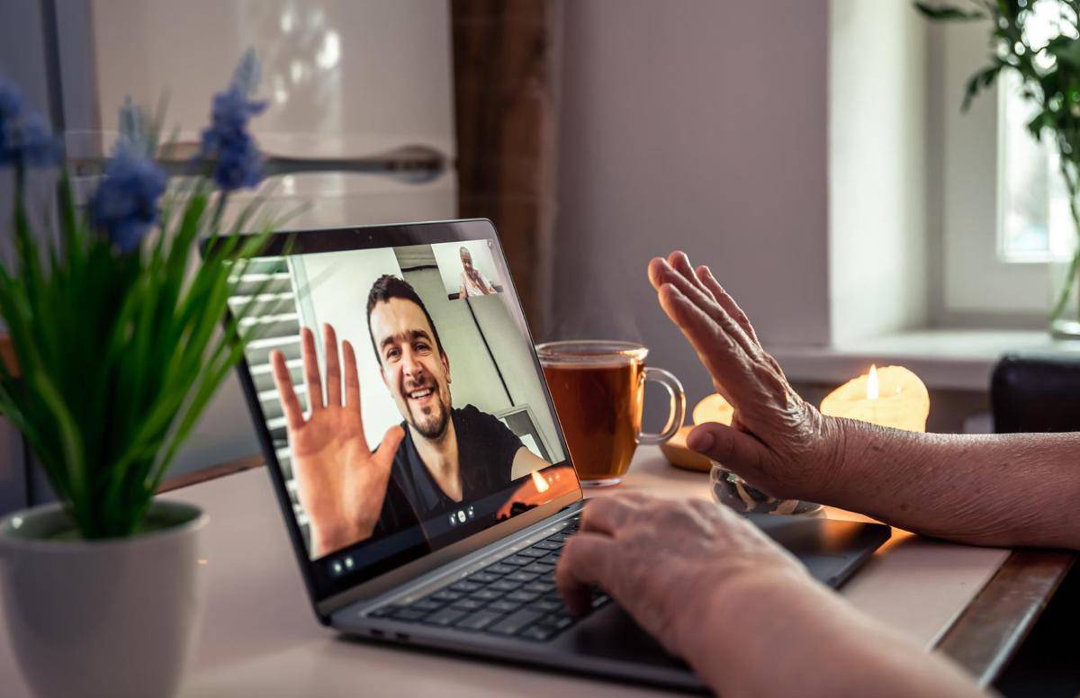 Ilustrasi video call dengan pasangan (freepik.com/pvproductions)