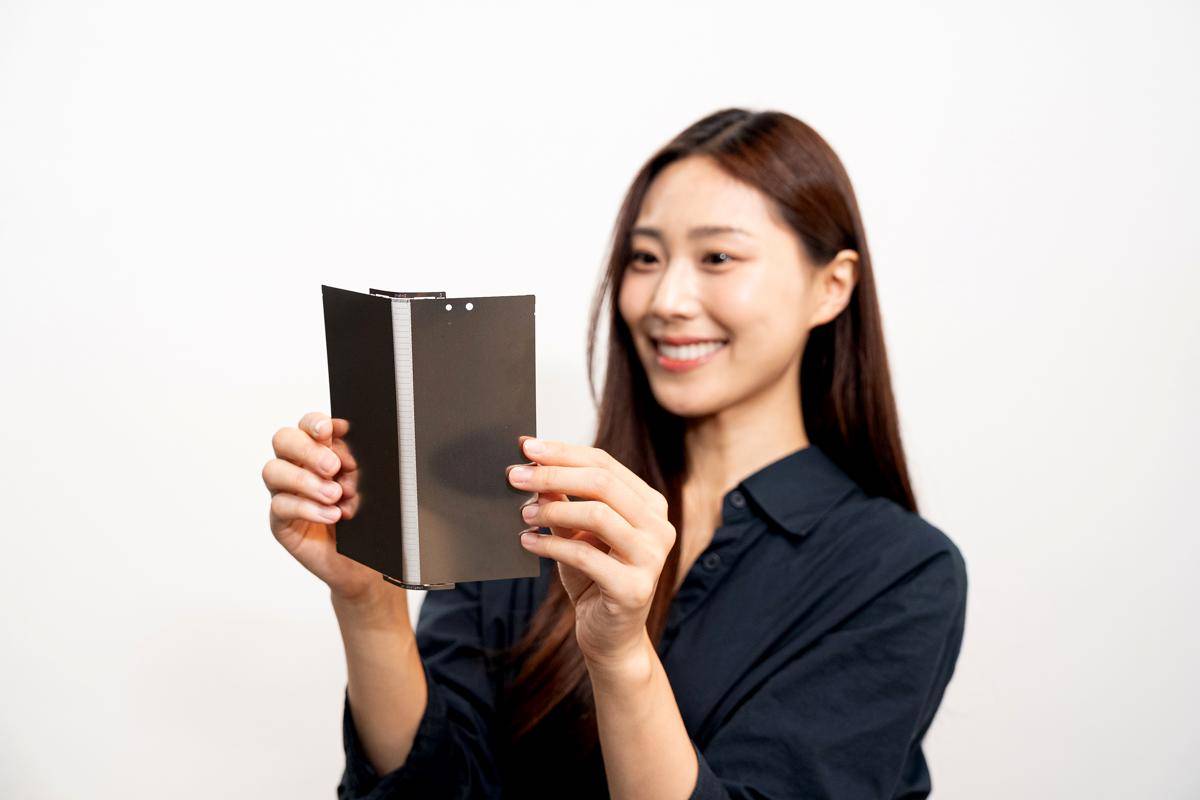 pelat titanium yang tertanam di panel lipat Samsung Galaxy Z Fold 7 (global.samsungdisplay.com)