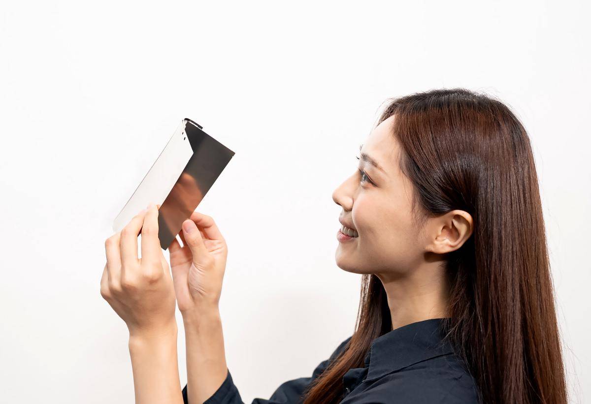 pelat titanium yang tertanam di panel lipat Samsung Galaxy Z Fold 7 (global.samsungdisplay.com)