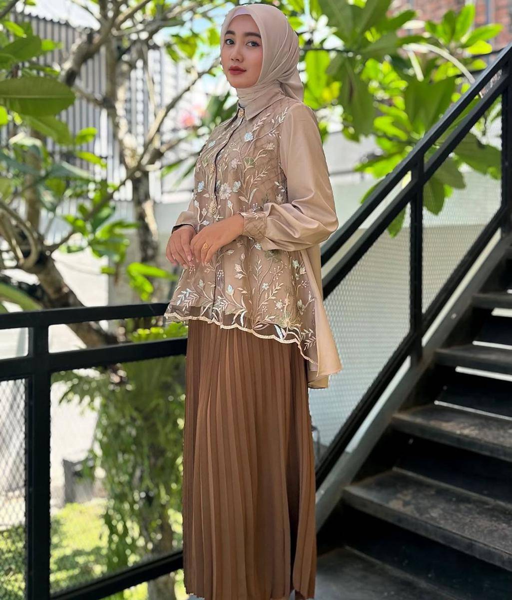 potret ide OOTD Elegan nuansa brown ala Dwi Bidari (instagram.com/dwibidari24)