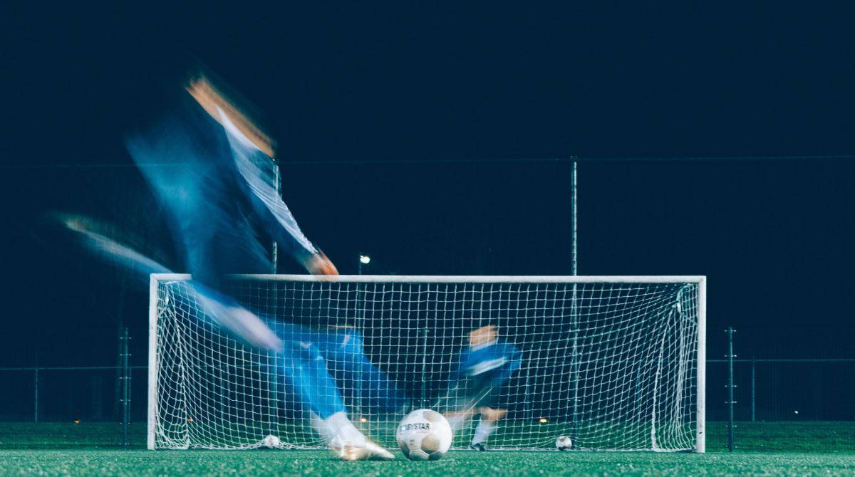ilustrasi latihan sepak bola (unsplash.com/@jannesglas)