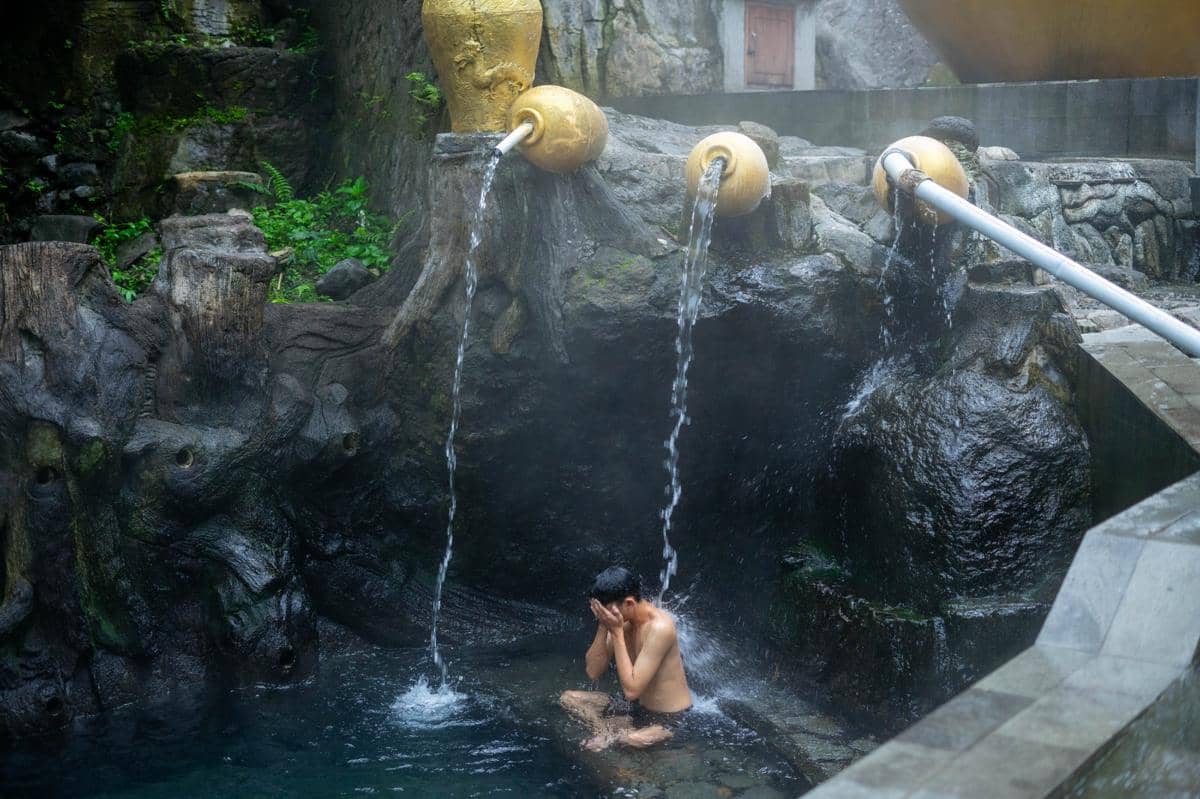 Pemandian Air Panas Pancuran 13 Guci (visitjawatengah.jatengprov.go.id)