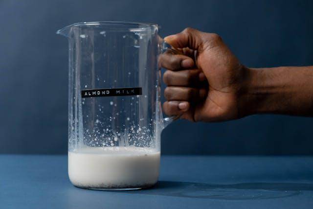 ilustrasi susu (pexels.com/cottonbro studio)