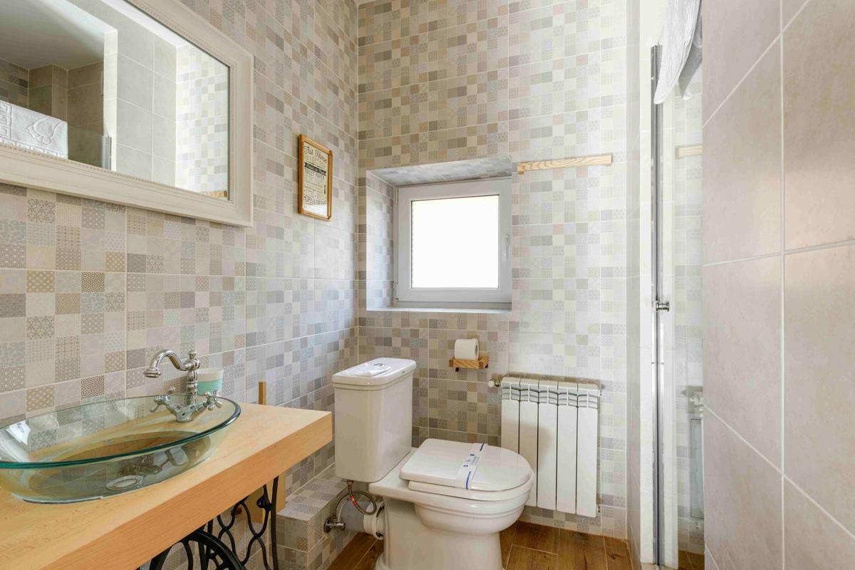inspirasi pilihan ubin di kamar mandi (pexels.com/Max Vakhtbovycn)