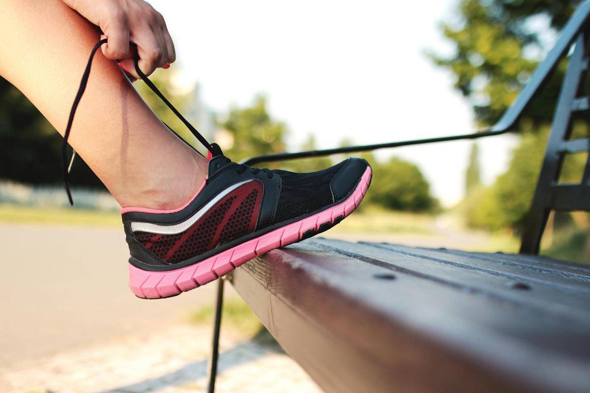 ilustrasi sepatu lari (pexels.com/JESHOOTS.com)