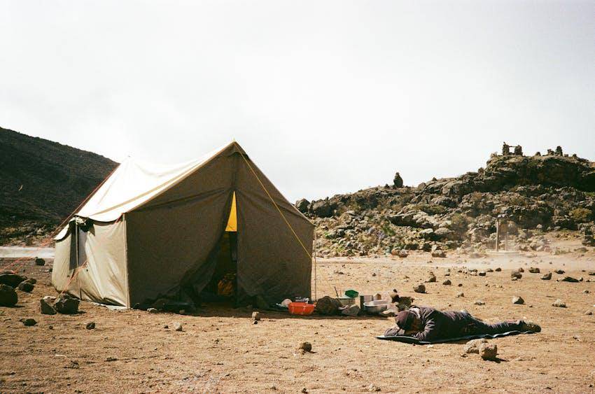 Potret basecamp gunung (pexels.com/Marina Zvada)