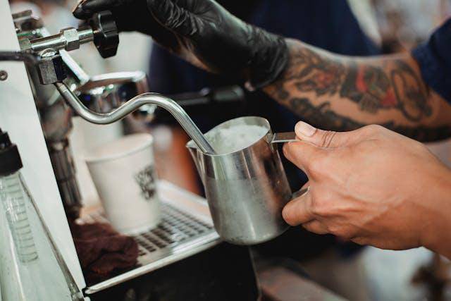 ilustrasi membuat kopi (pexels.com/Sam Lion)