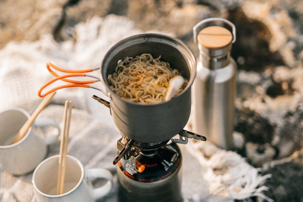 ilustrasi memasak mi instan saat mendaki (pexels.com/Taryn Elliott)