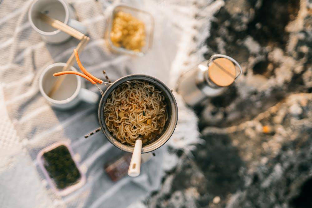 ilustrasi memasak mi instan saat mendaki (pexels.com/Taryn Elliott)