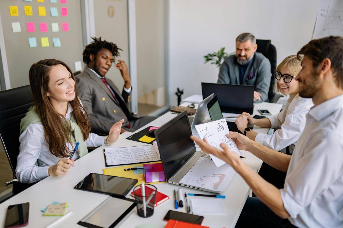 ilustrasi pertemuan di kantor (pexels.com/Yan Krukau) 
