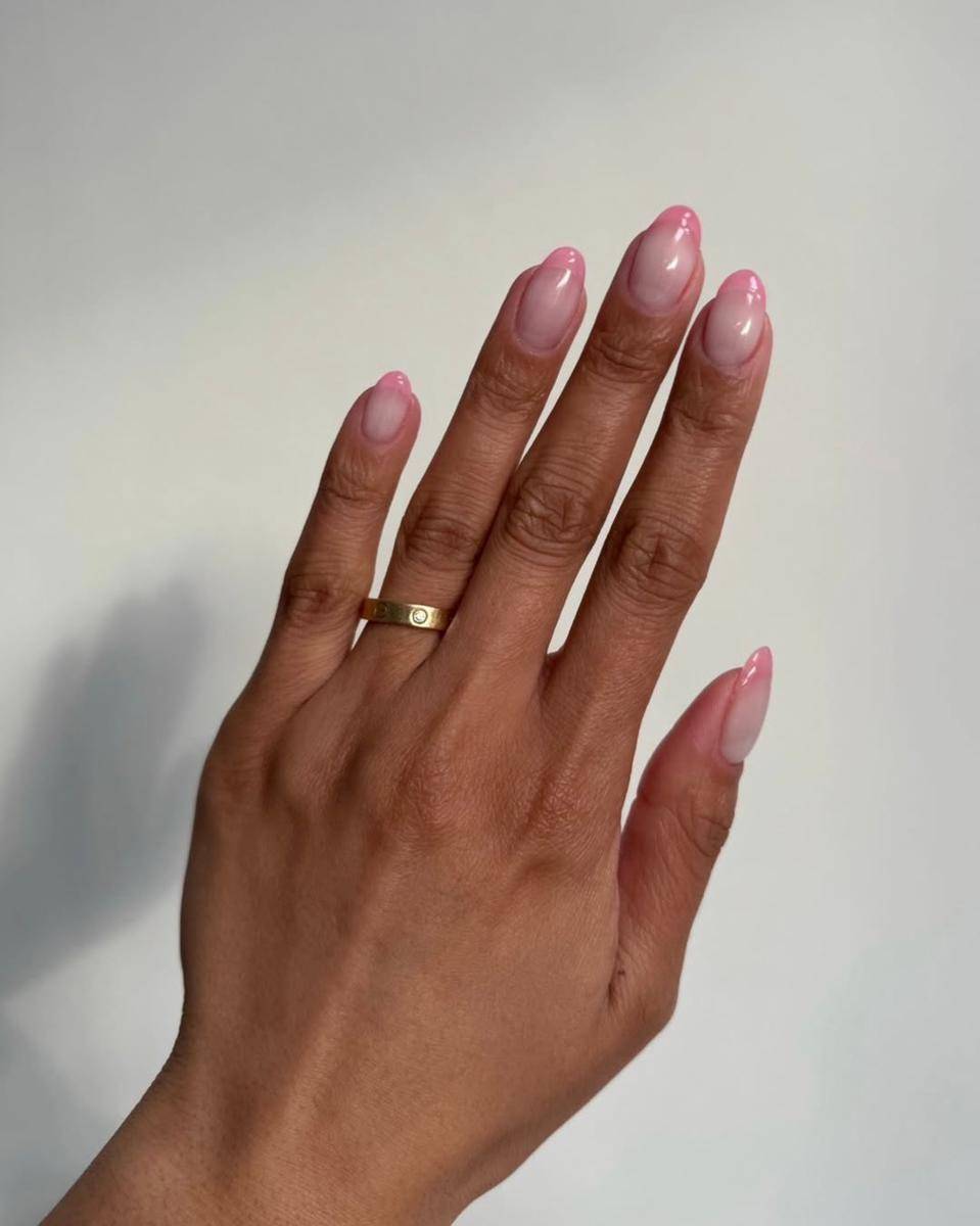 inspirasi Rose Water Nails (instagram.com/ellamila)
