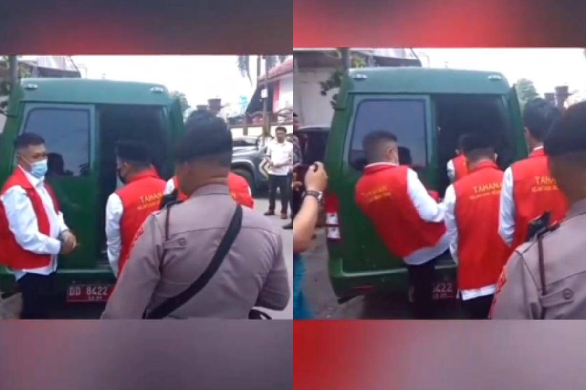 Salah satu terdakwa kasus uang palsu, Annar Salahuddin Sampetoding, tiba-tiba menendang rekannya sesama terdakwa, Muhammad Syahruna. (Dok. Istimewa)