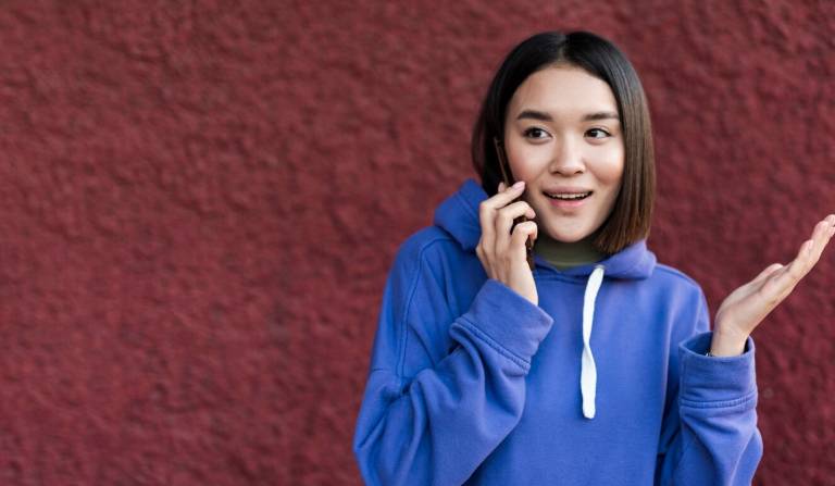 ilustrasi sedang berbicara di telefon (freepik.com/freepik)