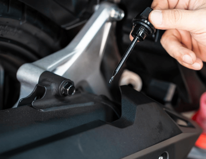 illustrasi oli motor menghitam (vecteezy.com/kasarp Techawongtham)