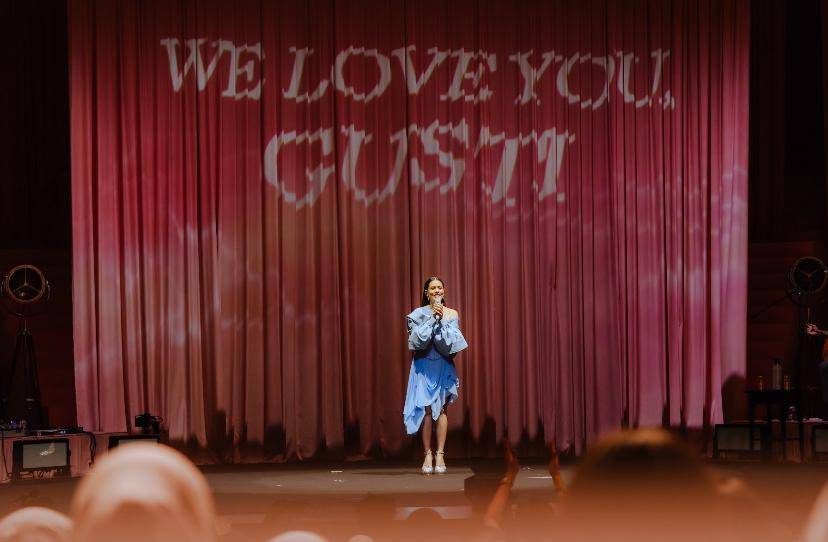 Raisa Beri Tribute untuk Gustiwiw di Showcase Ambivert: We Love You