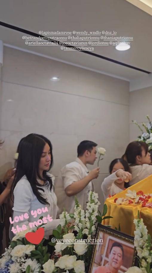Momen Ayah Sarwendah Dikremasi (Instagram.com/sarwendah29)