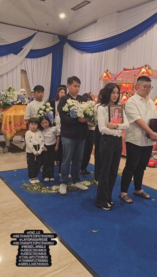 Momen Ayah Sarwendah Dikremasi (Instagram.com/sarwendah29)Momen Ayah Sarwendah Dikremasi (Instagram.com/sarwendah29)